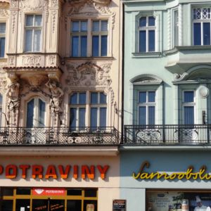 Barocke Fassaden und kleine Lebensmittelgeschäfte - auf dem Marktplatz in Pilsen kein Widerspruch. Marktplatz Pilsen