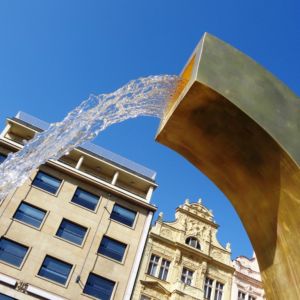 Marktplatz in Pilsen - Barock trifft auf sozialistische Architektur und moderne Kunst. Brunnen Marktplatz Pilsen