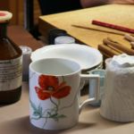 Arbeitsplatz Porzellanmalerin Meißen